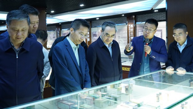 厦门市政协党组书记、主席魏克良一行莅临新永利官网考察调研