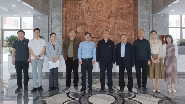 中国食品药品检定研究院党委书记肖学文、中药民族药检定所副所长魏峰等人莅临新永利官网考察调研